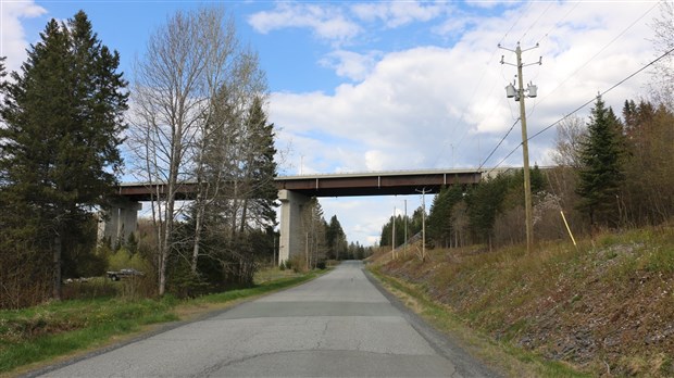 Mobilisation pour sécuriser le pont de l'A-73 à Notre-Dame-des-Pins