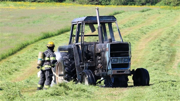 Un tracteur prend feu dans un champ de Saint-Joseph-de-Beauce