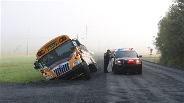 Un autobus scolaire dans un fossé à Saint-Simon-les-Mines