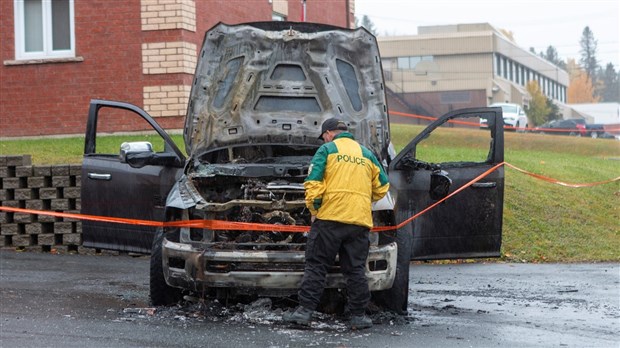 Un véhicule en flammes dans la 127e rue à Saint-Georges