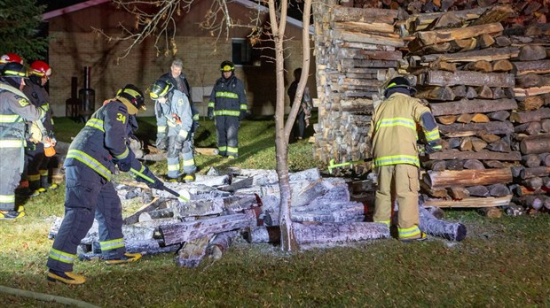 Feu dans une corde de bois à Saint-Georges