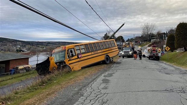 Un autobus scolaire frappe un poteau électrique à Beauceville