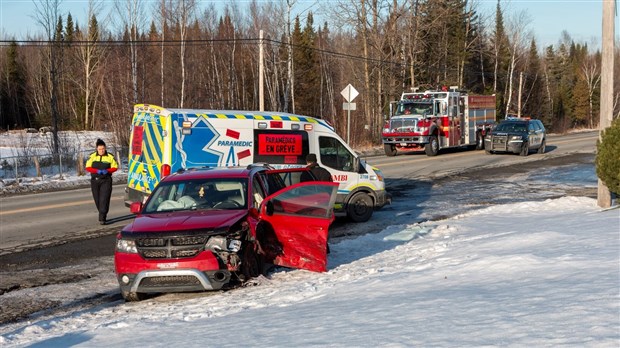 Collision entre une voiture et un camion à Saint-Éphrem-de-Beauce