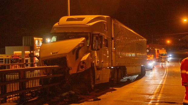 Un violent accident de camion à Vallée-Jonction