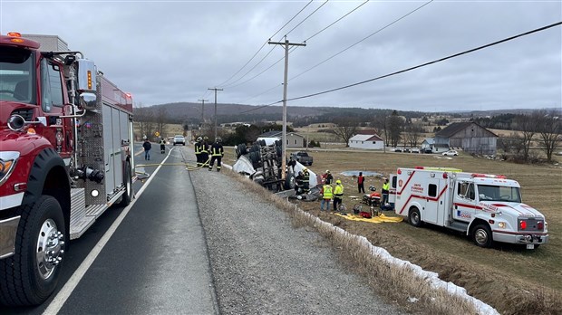 Un camion fait un tonneau à Saint-Frédéric