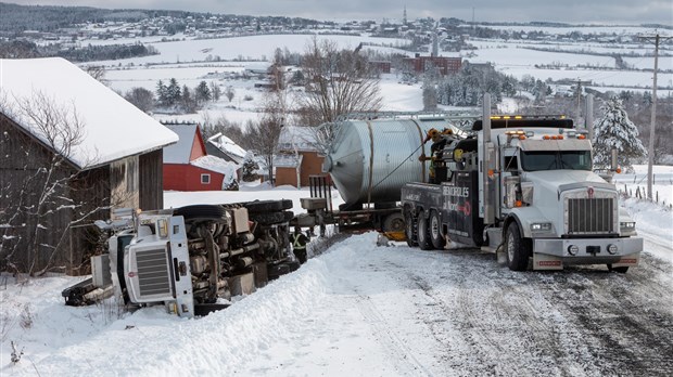 Un camion glisse dans un fossé à Saint-Victor