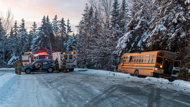 Une collision entre un autobus scolaire et un VUS à Saint-Philibert