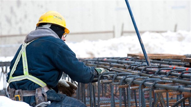 Les travailleurs de la construction peinent à concilier emploi et famille