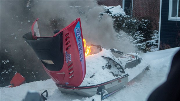 Feu de motoneige en début de soirée à Beauceville