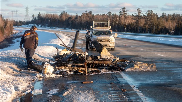 Feu de cabane à pêche... sur l'autoroute!