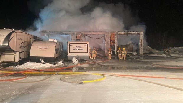 Un incendie ravage une entreprise de Saint-Bernard