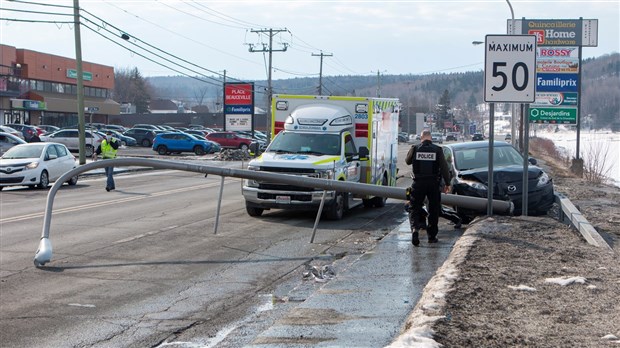 Une voiture frappe un lampadaire