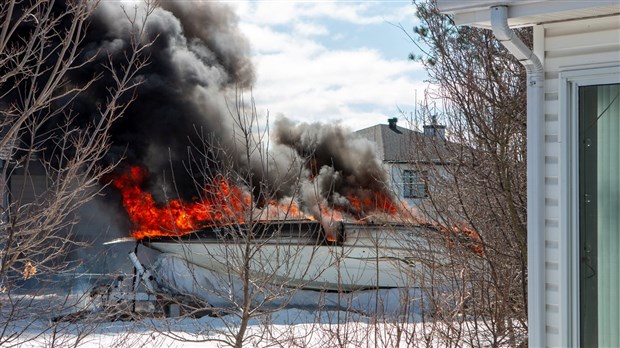 Bateau incendié à Saint-Georges