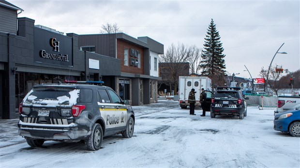 Des employés municipaux viennent en aide à une femme inconsciente au volant