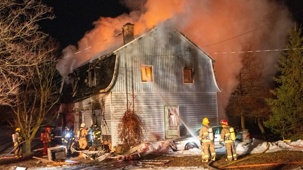 Un corps a été retrouvé dans les décombres d'un feu de résidence à Sainte-Hénédine