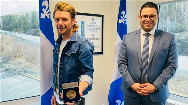 Robby Johnson reçoit la médaille de l’Assemblée nationale du Québec