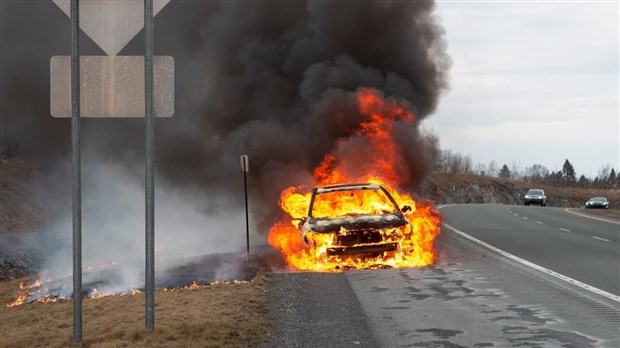 Feu de véhicule sur l'autoroute 73