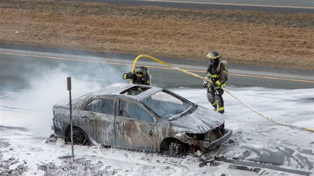 Sa voiture en dégivrage lui est volée devant chez lui - Feux (18300)