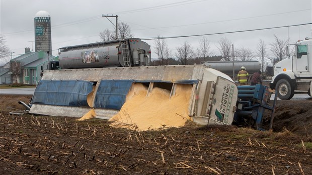 Un camion se renverse dans un fossé après une collision