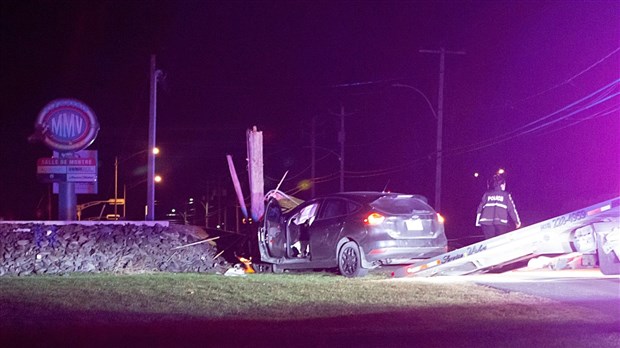 Une voiture percute un poteau d'Hydro-Québec à Saint-Georges