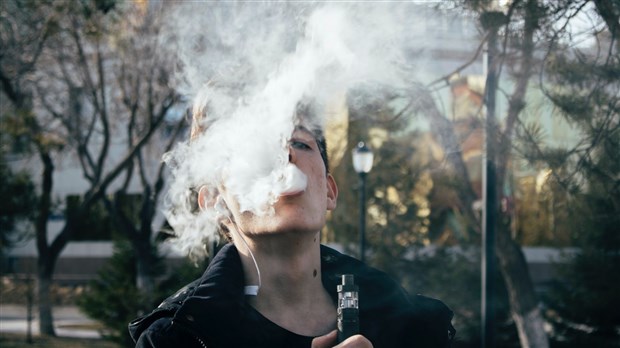 Adolescents: moins de fumeurs, plus de vapoteurs