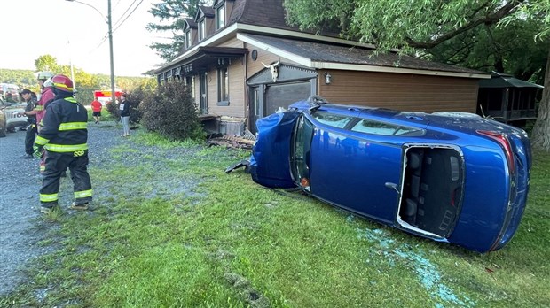 Beauceville: une voiture termine sa course dans une galerie