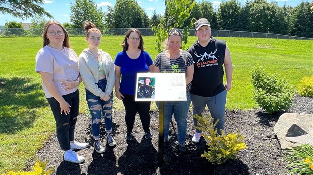 Une plaque pour honorer la mémoire de Christopher Guilbeault, décédé à 16 ans