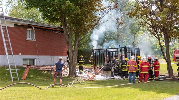 Un feu de cabanon se propage à une résidence voisine