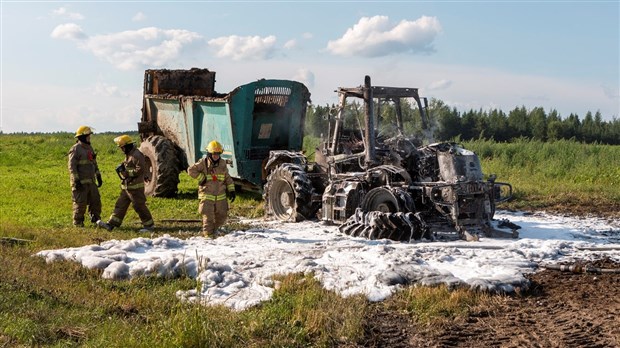 Un tracteur détruit par les flammes à Saint-Prosper