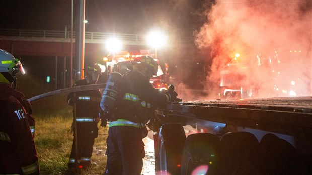 Un camion-remorque prend feu à la hauteur de Saints-Anges