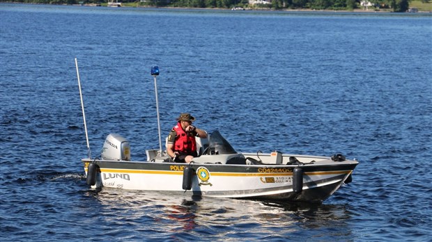 Les policiers sensibilisent les usagers à la sécurité nautique