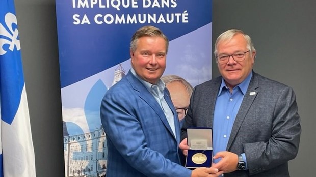 Christian Bolduc reçoit la médaille de l’Assemblée nationale