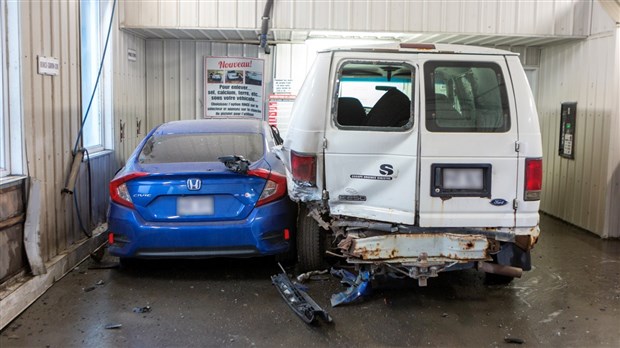 Un véhicule entre en collision avec un lave-auto à Saint-Prosper