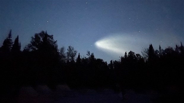 Une fusée dégaze au dessus du ciel de la région