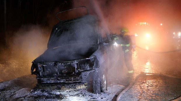 Un véhicule s'enflamme à Saint-Clotilde-de-Beauce