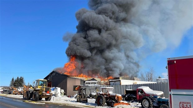 Important incendie dans un garage de Saint-Frédéric