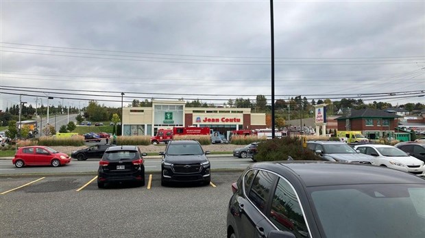 Sainte-Marie: une voiture termine sa course dans une pharmacie