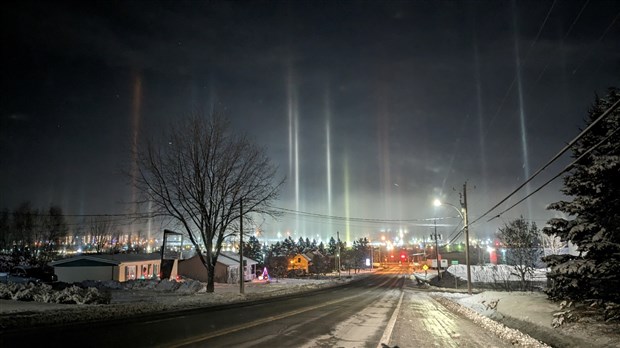 De surprenants piliers de lumières illuminent Saint-Georges