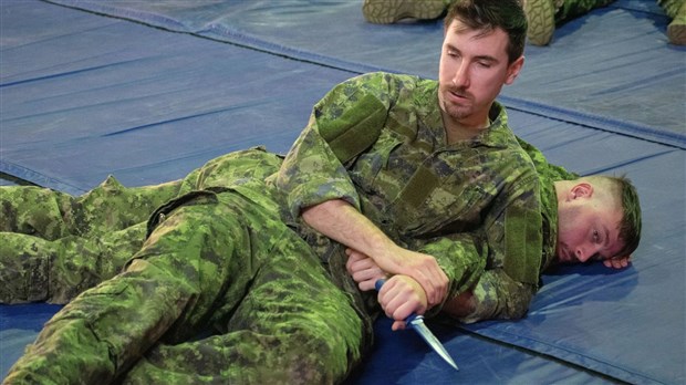 Des membres du Régiment de la Chaudière s'exercent au combat