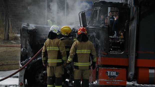 Un camion-remorque en feu à Sainte-Marie