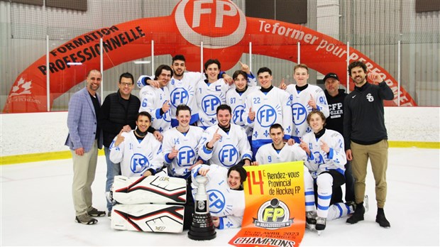 Rendez-vous provincial de hockey: l'équipe du CSSBE remporte la compétition