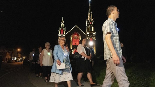 Lac-Mégantic: une marche d'étoiles lumineuses pour honorer les victimes