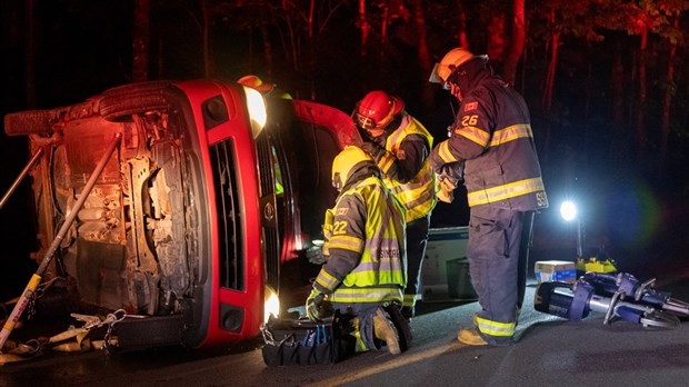 Trois blessés mineurs dans un capotage à Beauceville