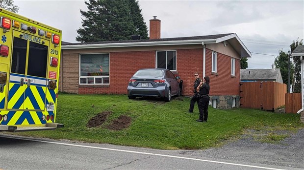 Une voiture enfonce une résidence