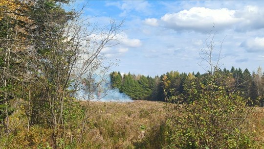 Tas de bois en feu à Saint-Georges