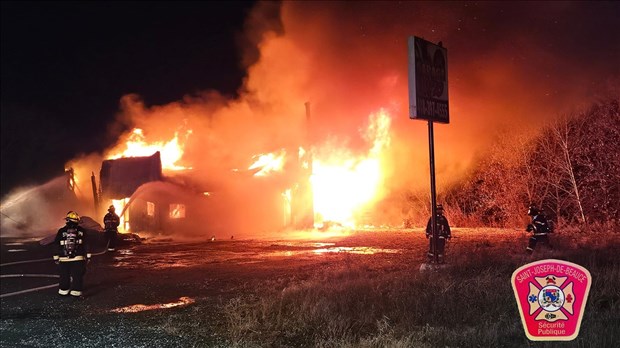 Saint-Joseph-de-Beauce : un commerce détruit par les flammes 