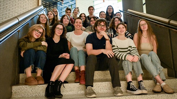 Des étudiants présentent la pièce de théâtre «Le poids des fourmis»