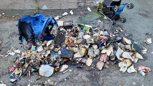 Un feu allumé dans des bacs de recyclage