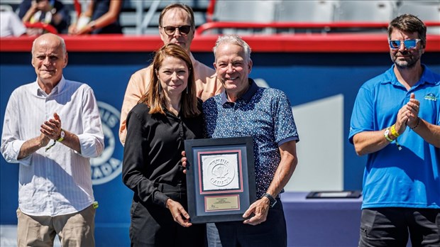 Richard Dulac reçoit le prix de Reconnaissance de Tennis Canada