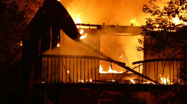 Une résidence complètement enflammée à Saint-Georges